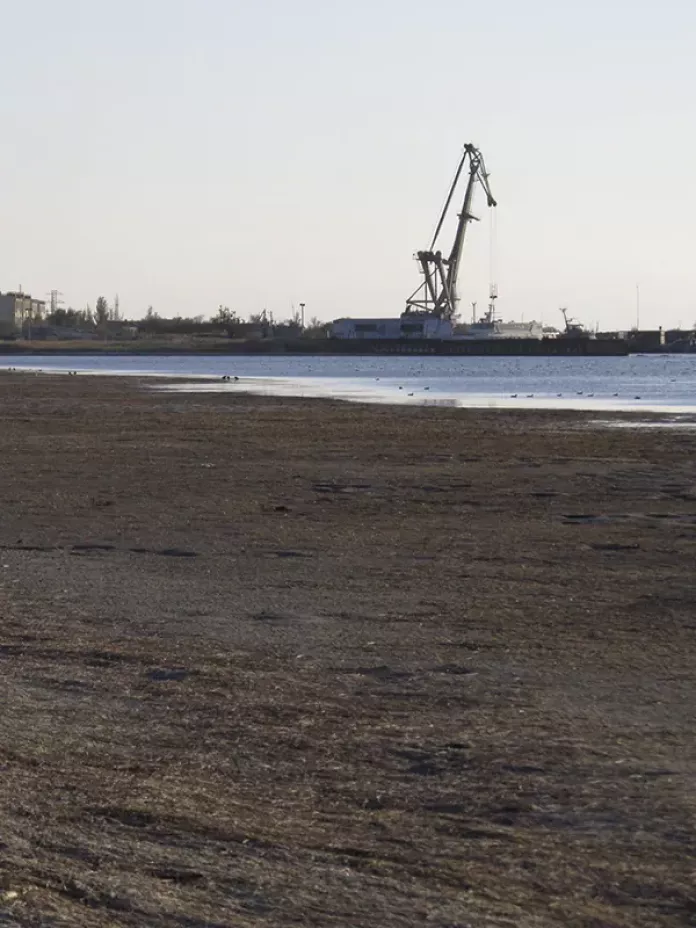 Ebb and flow in the Azov Sea